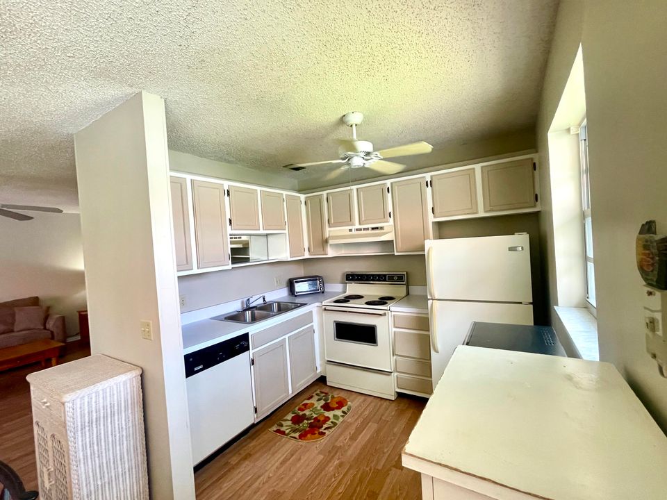 For Sale: $110,000 (2 beds, 2 baths, 1014 Square Feet)