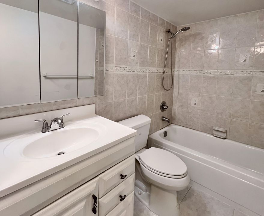 For Rent: $2,200 (3 beds, 2 baths, 1275 Square Feet)