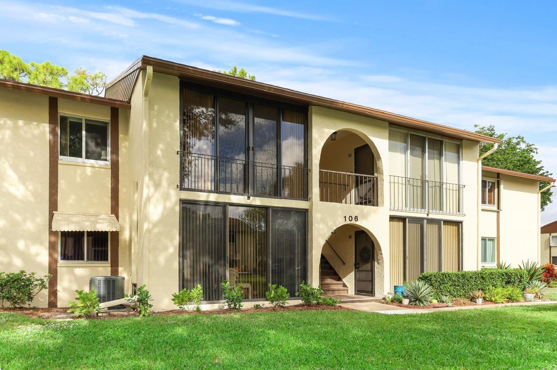 For Sale: $250,000 (2 beds, 2 baths, 937 Square Feet)