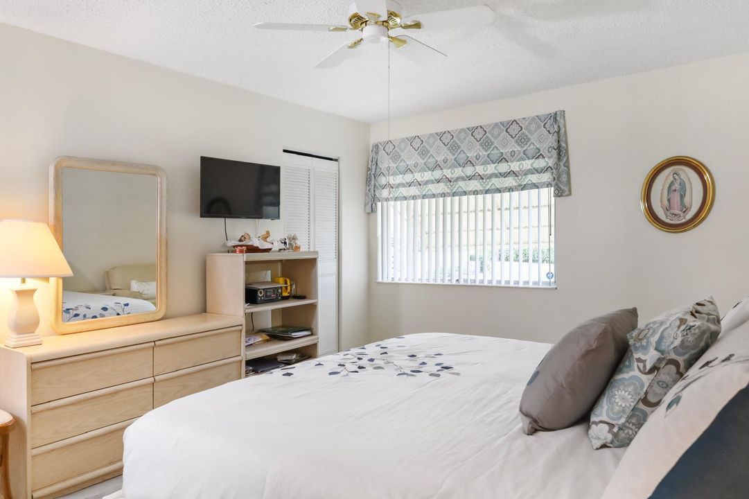 For Sale: $250,000 (2 beds, 2 baths, 937 Square Feet)