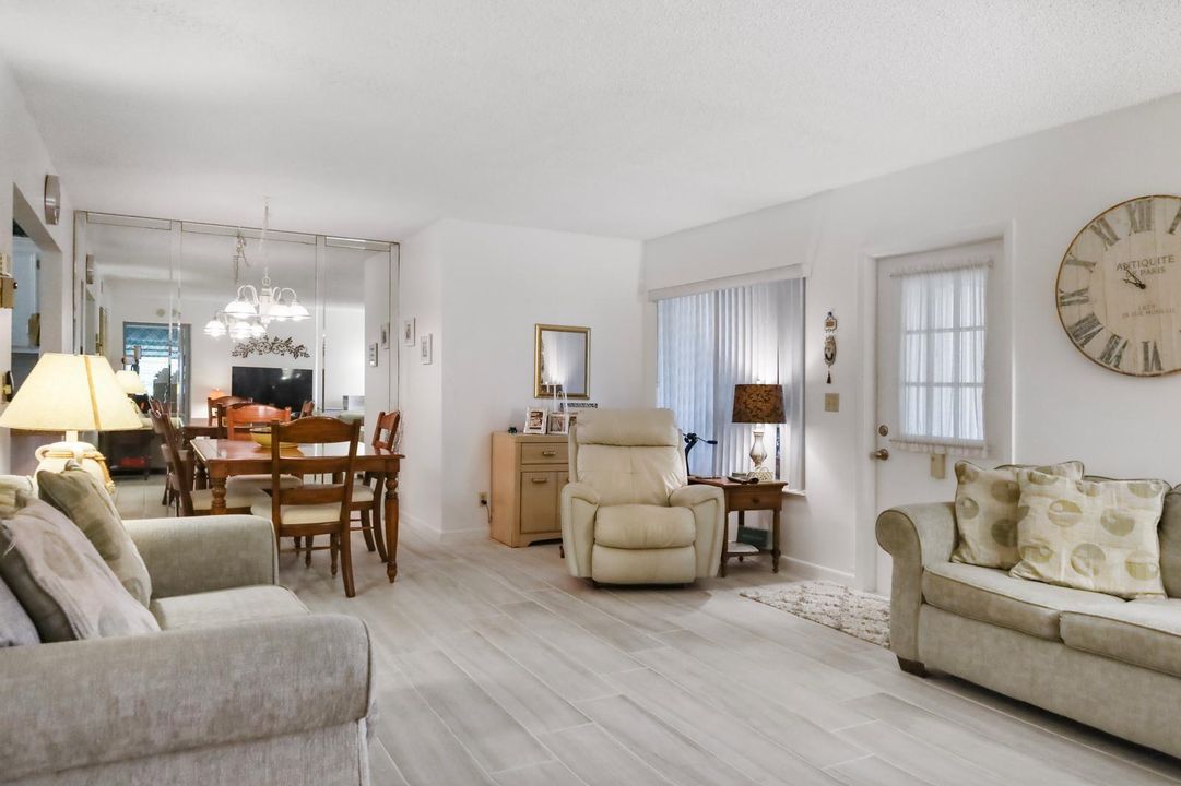 For Sale: $250,000 (2 beds, 2 baths, 937 Square Feet)