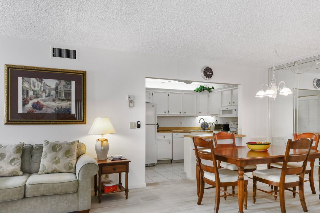 For Sale: $250,000 (2 beds, 2 baths, 937 Square Feet)