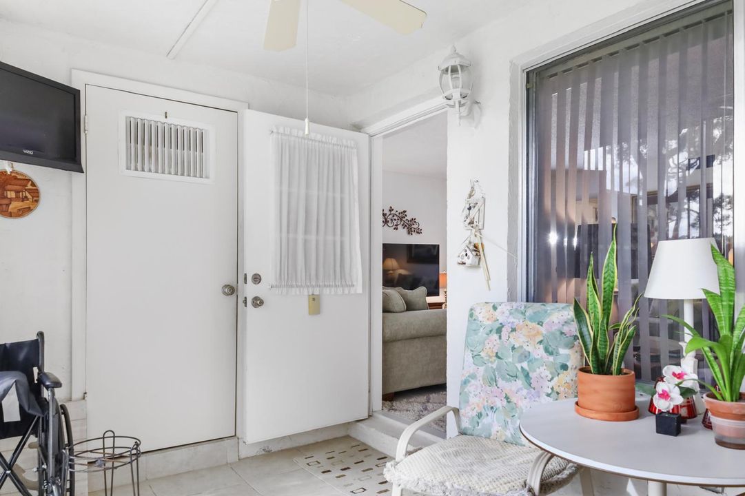 For Sale: $250,000 (2 beds, 2 baths, 937 Square Feet)