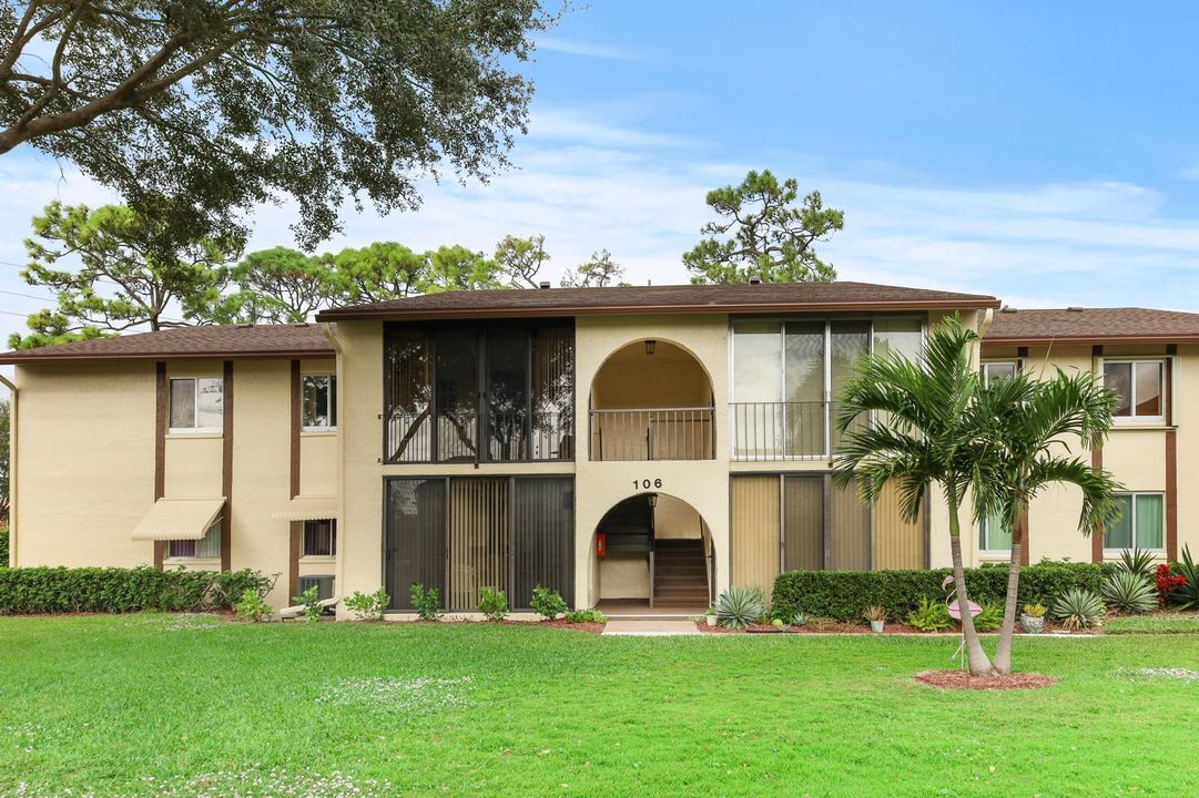 For Sale: $250,000 (2 beds, 2 baths, 937 Square Feet)