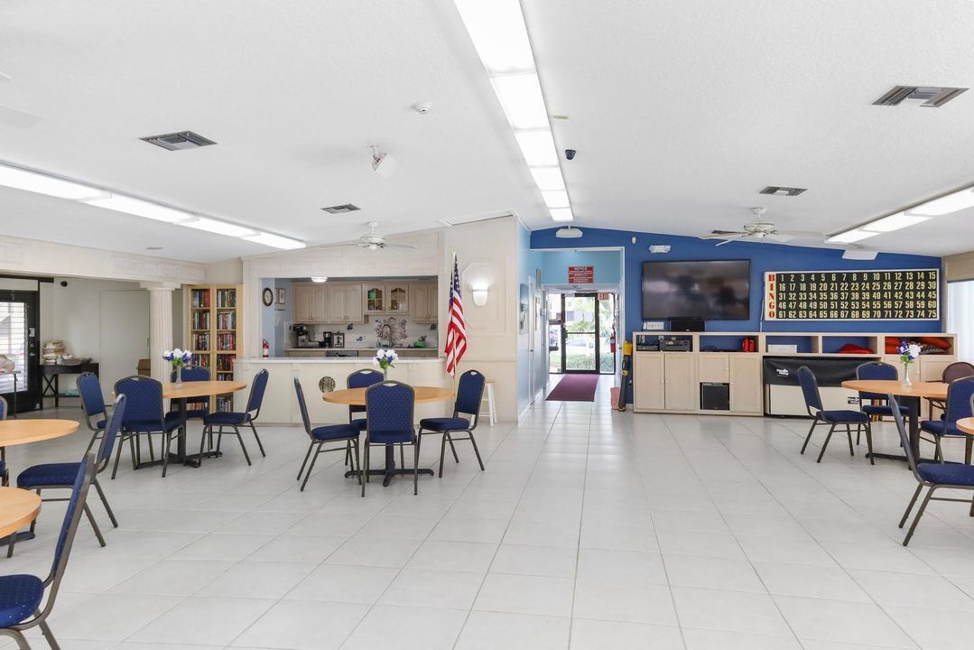 For Sale: $250,000 (2 beds, 2 baths, 937 Square Feet)