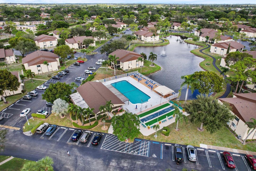 For Sale: $250,000 (2 beds, 2 baths, 937 Square Feet)