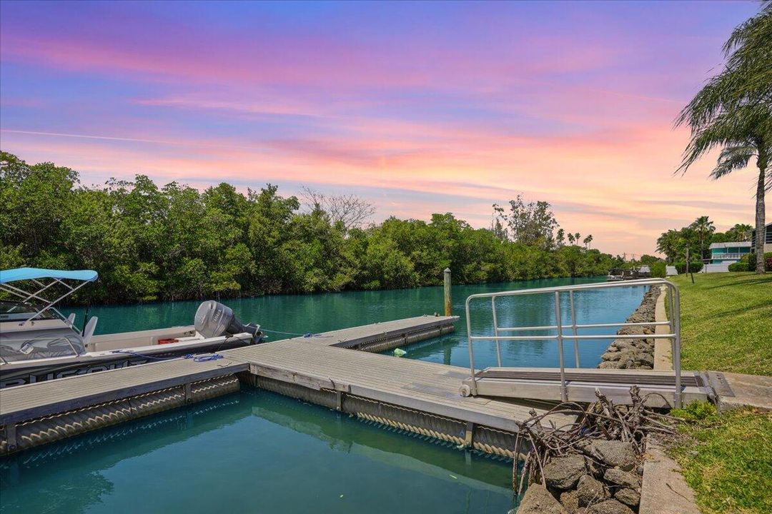 For Sale: $199,999 (2 beds, 2 baths, 1000 Square Feet)