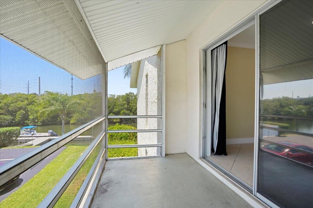 For Sale: $199,999 (2 beds, 2 baths, 1000 Square Feet)