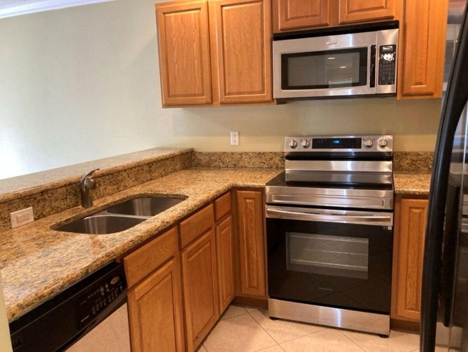 For Sale: $199,999 (2 beds, 2 baths, 1000 Square Feet)