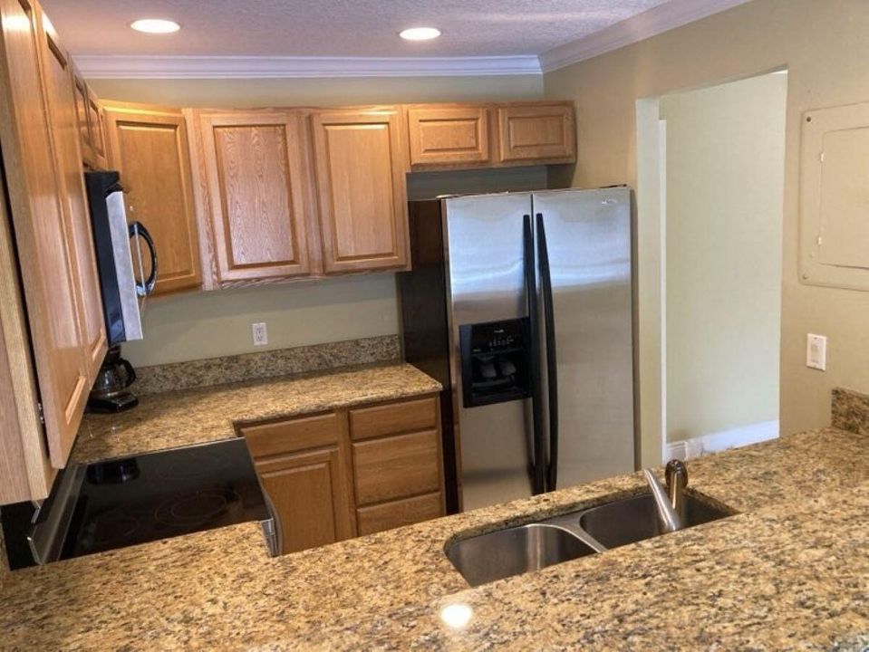 For Sale: $199,999 (2 beds, 2 baths, 1000 Square Feet)