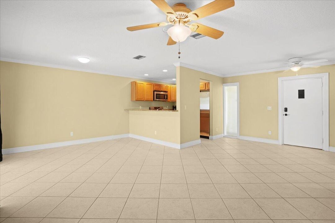 For Sale: $199,999 (2 beds, 2 baths, 1000 Square Feet)