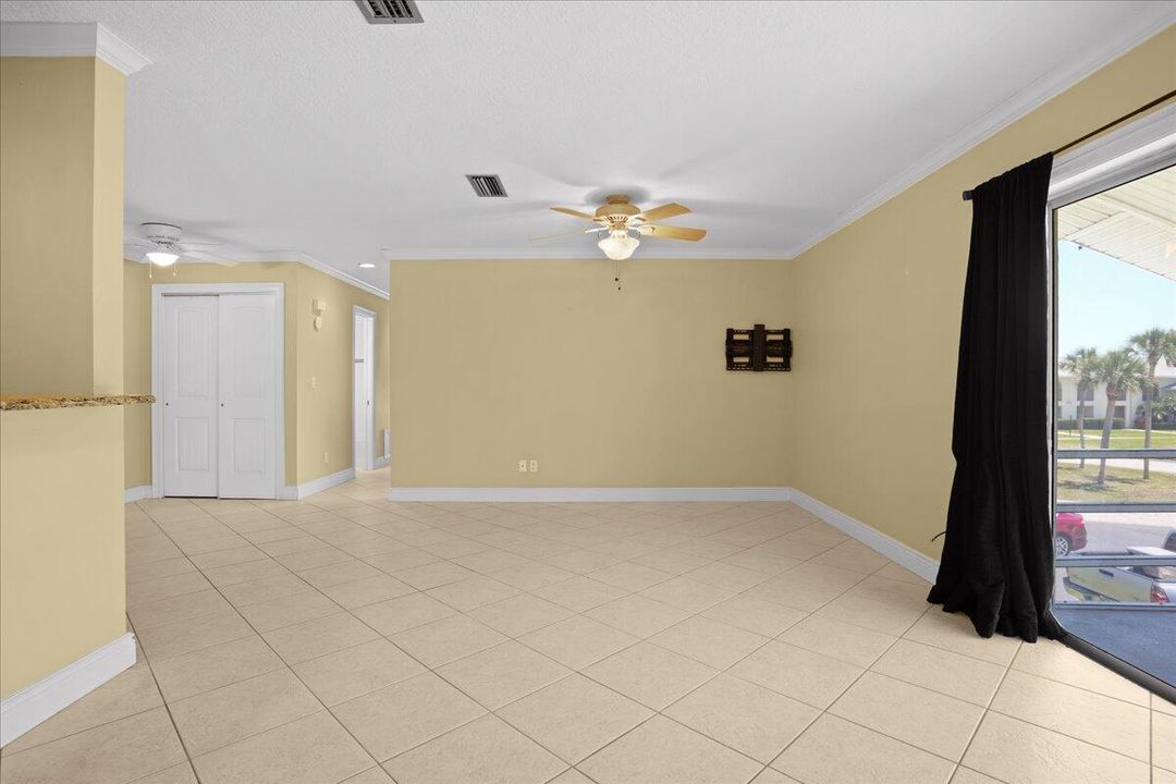 For Sale: $199,999 (2 beds, 2 baths, 1000 Square Feet)