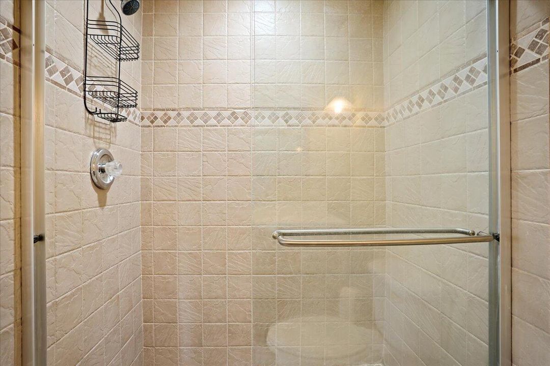 For Sale: $199,999 (2 beds, 2 baths, 1000 Square Feet)