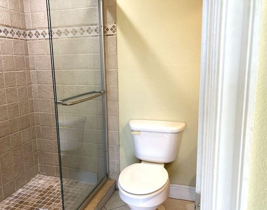 For Sale: $199,999 (2 beds, 2 baths, 1000 Square Feet)