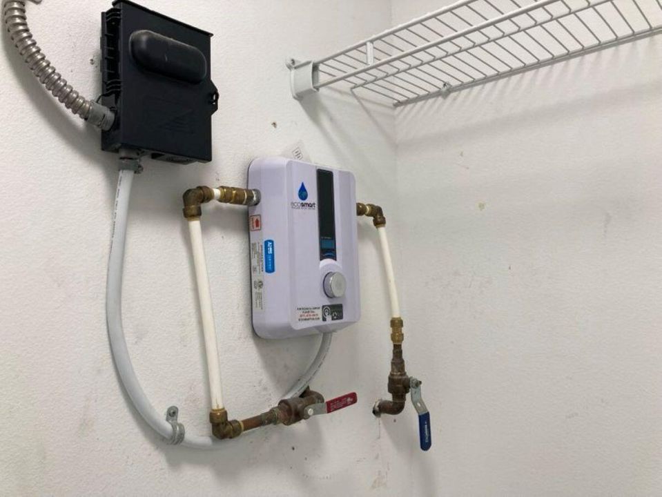 For Sale: $199,999 (2 beds, 2 baths, 1000 Square Feet)