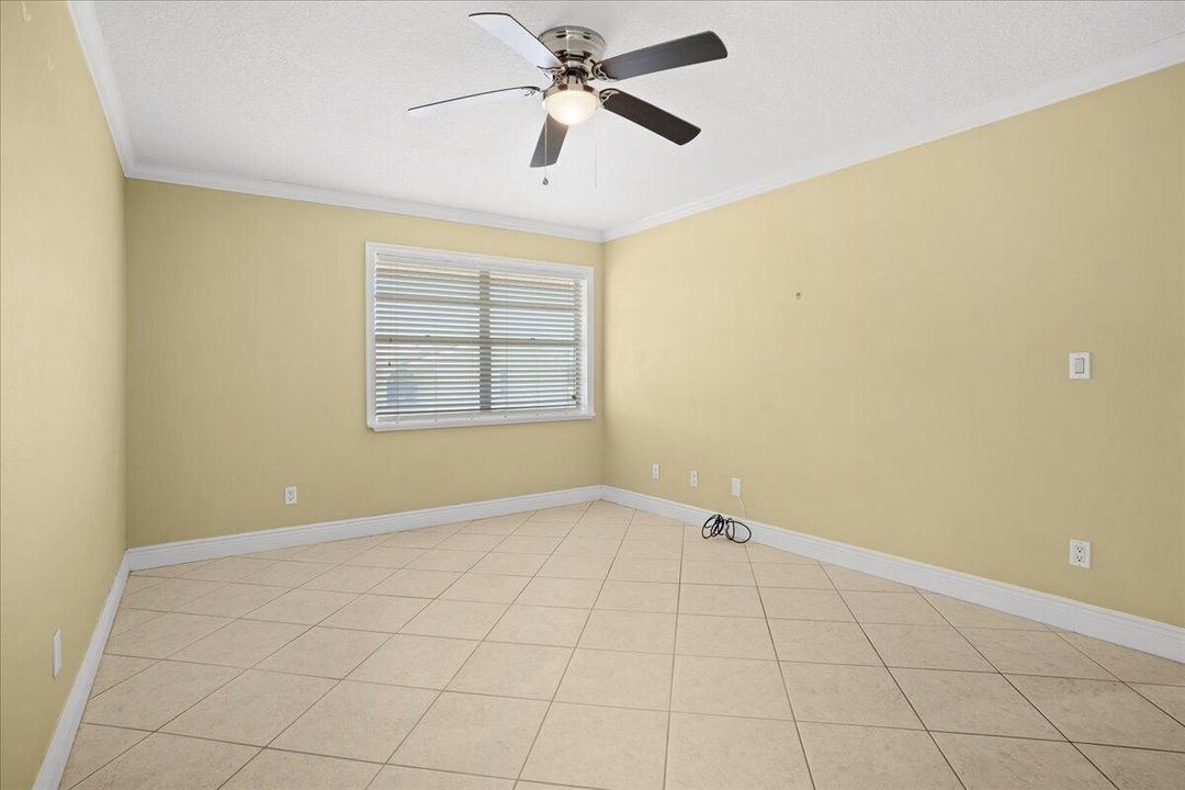 For Sale: $199,999 (2 beds, 2 baths, 1000 Square Feet)