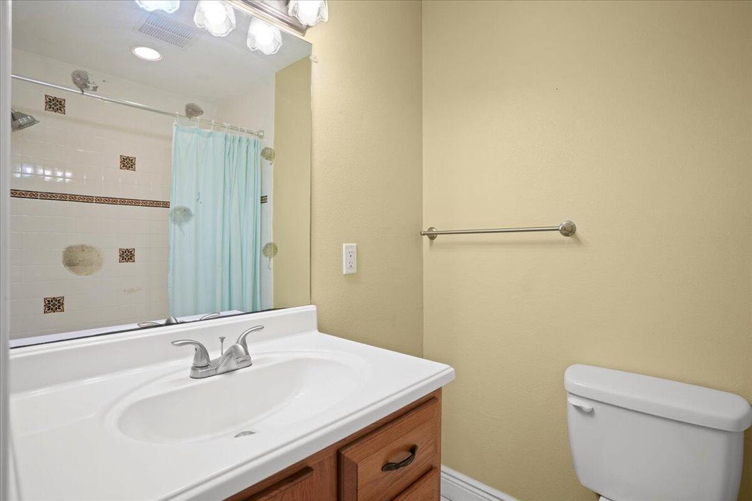 For Sale: $199,999 (2 beds, 2 baths, 1000 Square Feet)