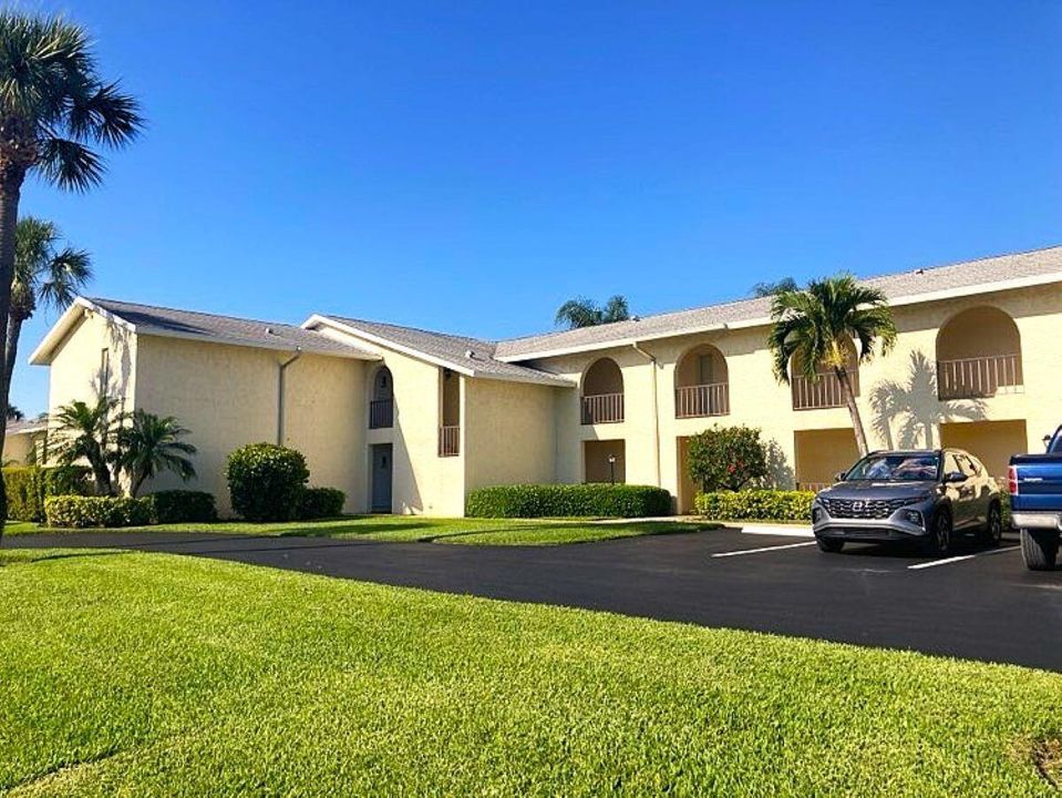 For Sale: $199,999 (2 beds, 2 baths, 1000 Square Feet)