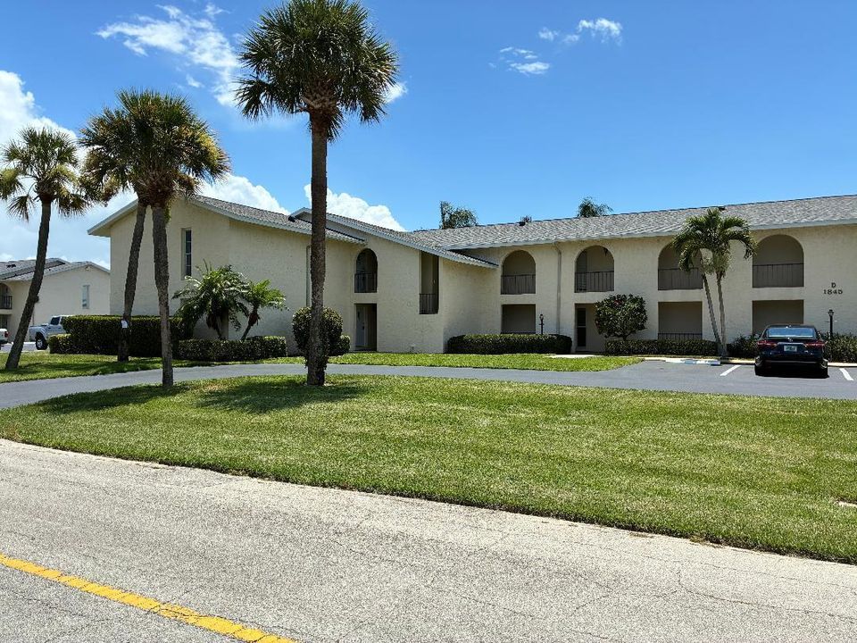 For Sale: $199,999 (2 beds, 2 baths, 1000 Square Feet)