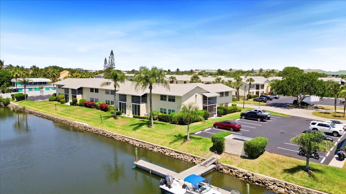 For Sale: $199,999 (2 beds, 2 baths, 1000 Square Feet)