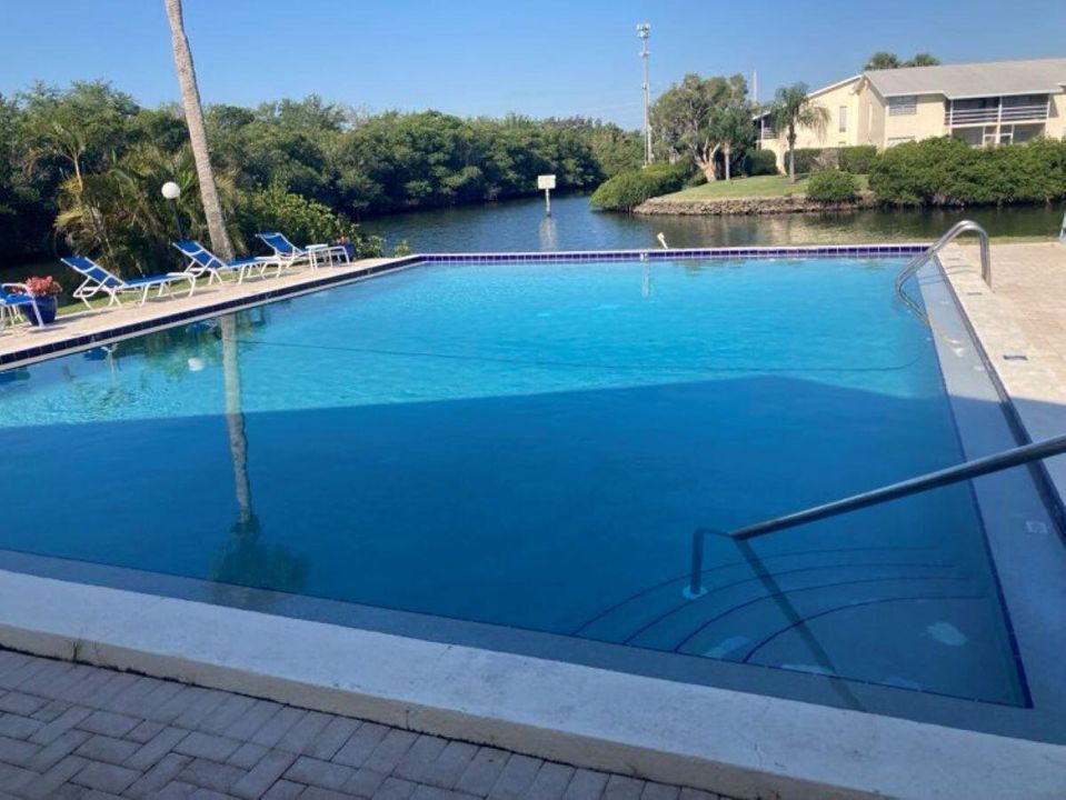 For Sale: $199,999 (2 beds, 2 baths, 1000 Square Feet)