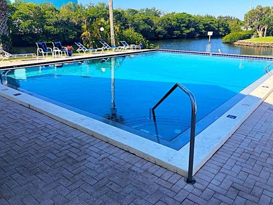 For Sale: $199,999 (2 beds, 2 baths, 1000 Square Feet)