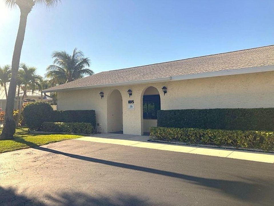 For Sale: $199,999 (2 beds, 2 baths, 1000 Square Feet)