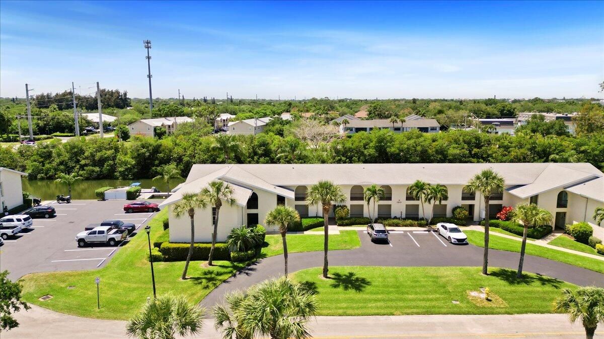 For Sale: $199,999 (2 beds, 2 baths, 1000 Square Feet)