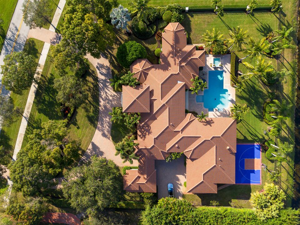 For Sale: $5,495,000 (6 beds, 5 baths, 6780 Square Feet)