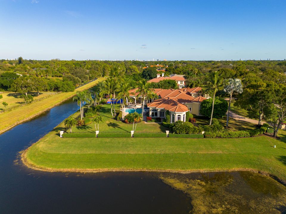 For Sale: $5,495,000 (6 beds, 5 baths, 6780 Square Feet)