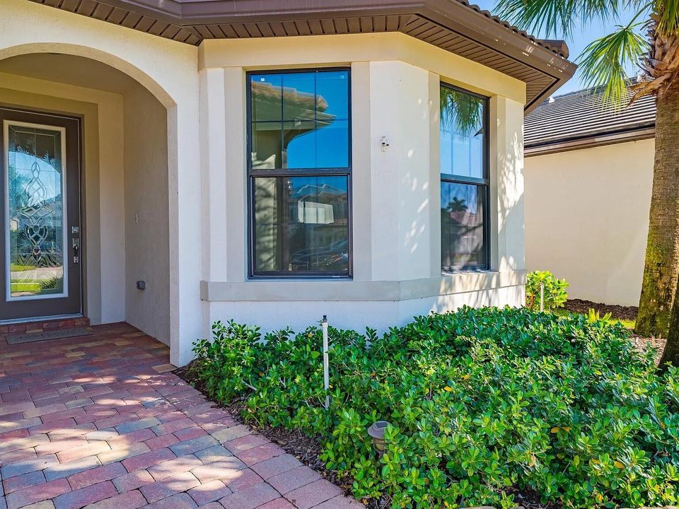 For Rent: $3,900 (3 beds, 2 baths, 1886 Square Feet)