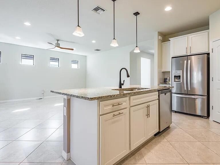 For Rent: $3,900 (3 beds, 2 baths, 1886 Square Feet)