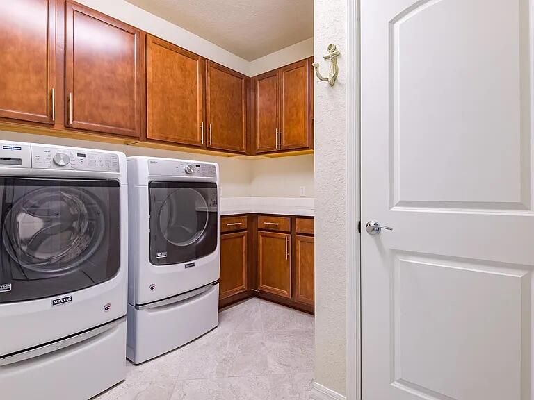 For Rent: $3,900 (3 beds, 2 baths, 1886 Square Feet)