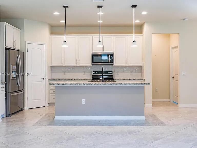 For Rent: $3,900 (3 beds, 2 baths, 1886 Square Feet)