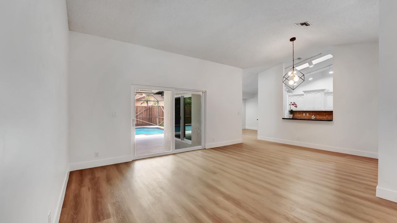 В аренду: $4,700 (4 спален, 2 ванн, 1773 Квадратных фут)