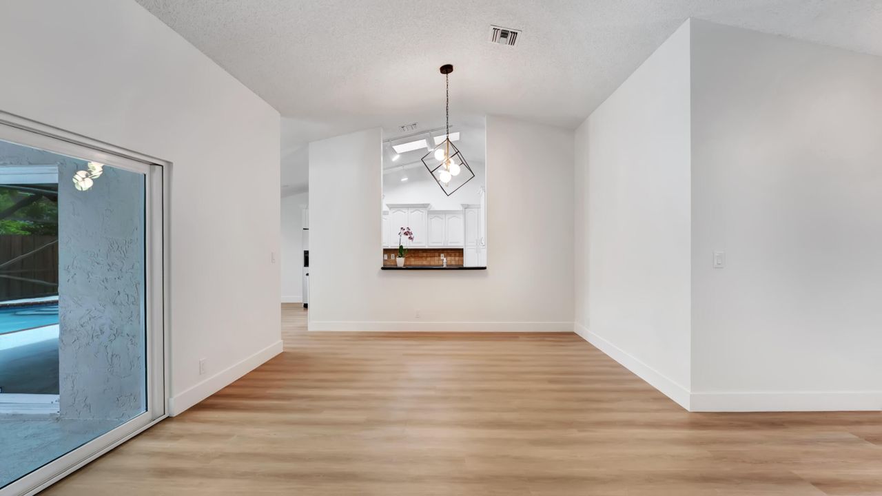 В аренду: $4,700 (4 спален, 2 ванн, 1773 Квадратных фут)