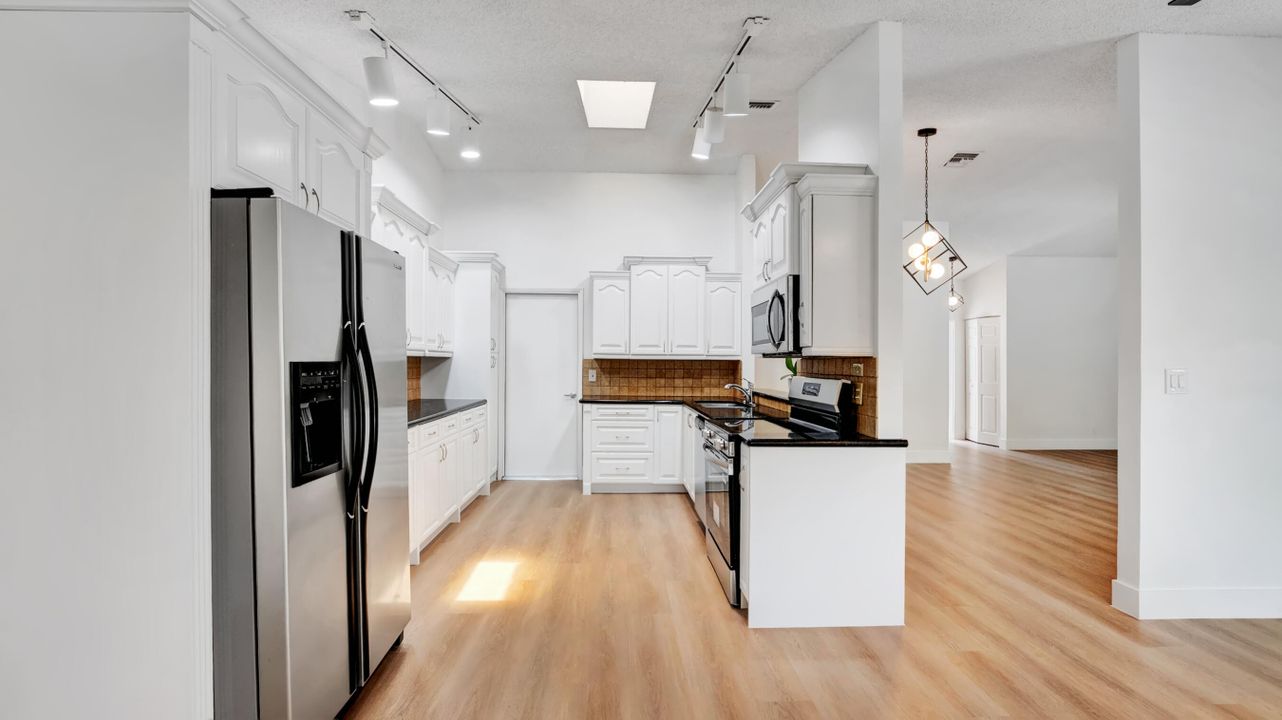 В аренду: $4,700 (4 спален, 2 ванн, 1773 Квадратных фут)