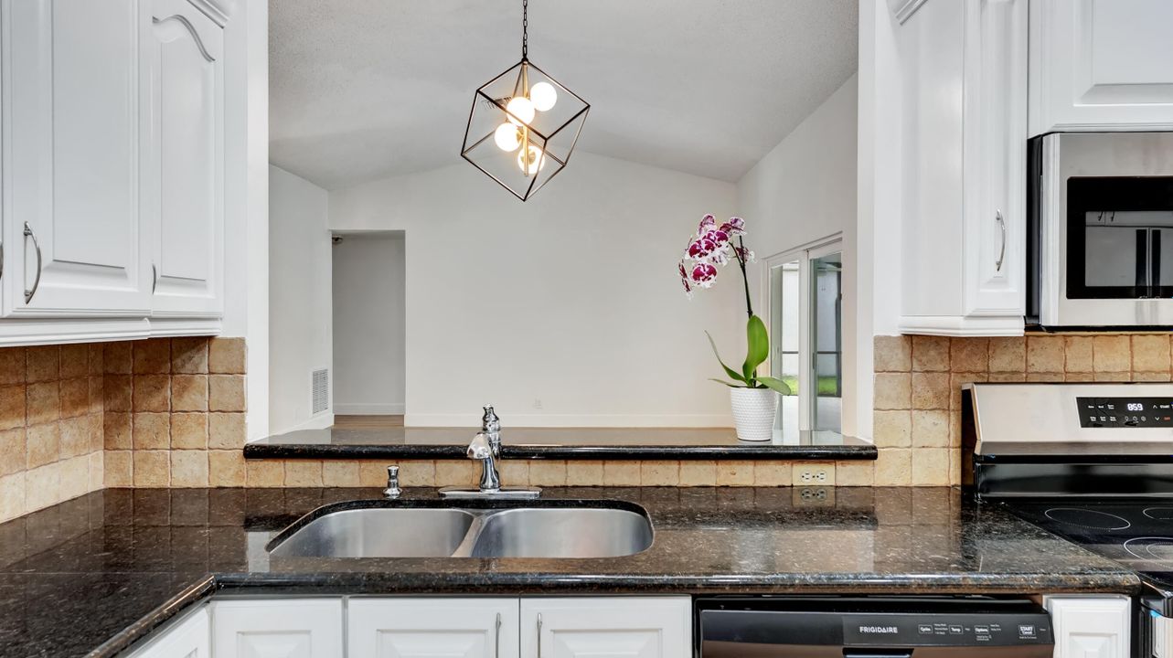 В аренду: $4,700 (4 спален, 2 ванн, 1773 Квадратных фут)