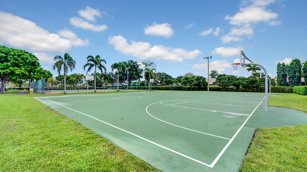 В аренду: $4,700 (4 спален, 2 ванн, 1773 Квадратных фут)