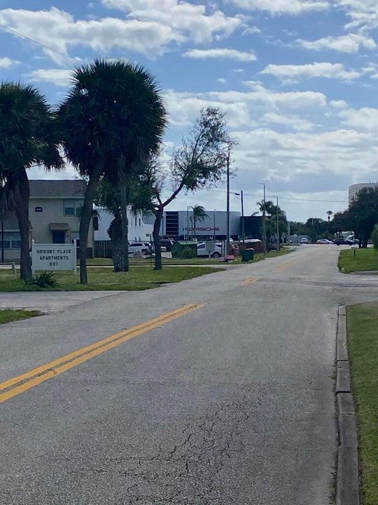 For Rent: $1,175 (1 beds, 1 baths, 700 Square Feet)