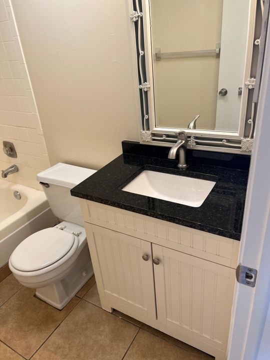 For Rent: $1,175 (1 beds, 1 baths, 700 Square Feet)