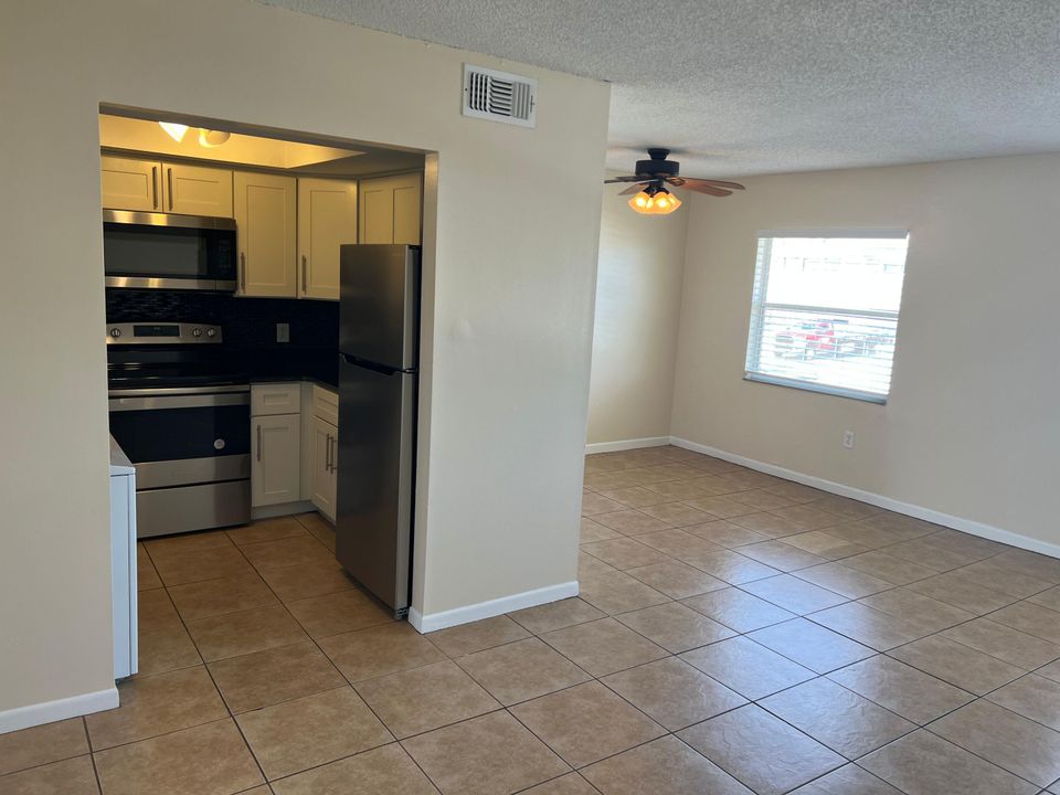 For Rent: $1,175 (1 beds, 1 baths, 700 Square Feet)