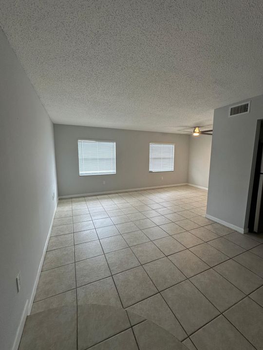 For Rent: $1,175 (1 beds, 1 baths, 700 Square Feet)