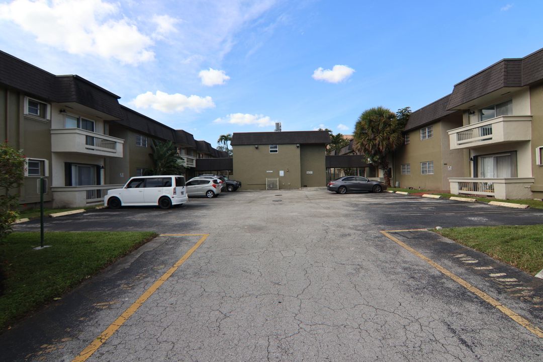 For Sale: $426,500 (2 beds, 2 baths, 939 Square Feet)