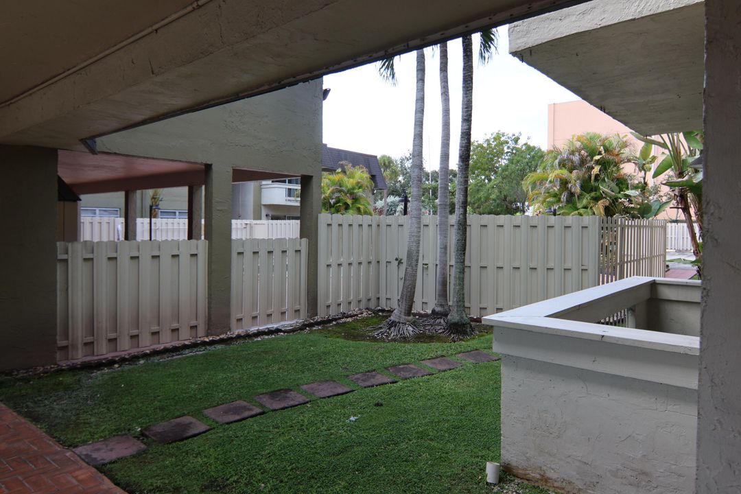 For Sale: $426,500 (2 beds, 2 baths, 939 Square Feet)