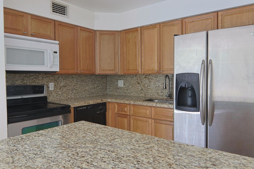 For Sale: $426,500 (2 beds, 2 baths, 939 Square Feet)