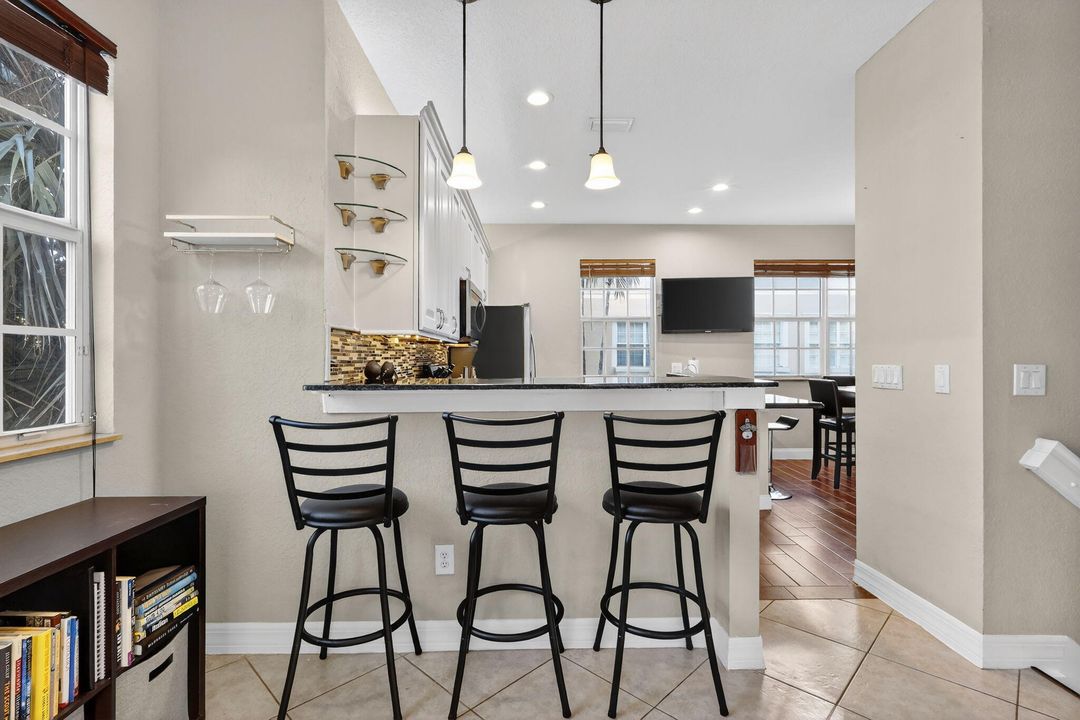 На продажу: $575,000 (4 спален, 2 ванн, 1599 Квадратных фут)