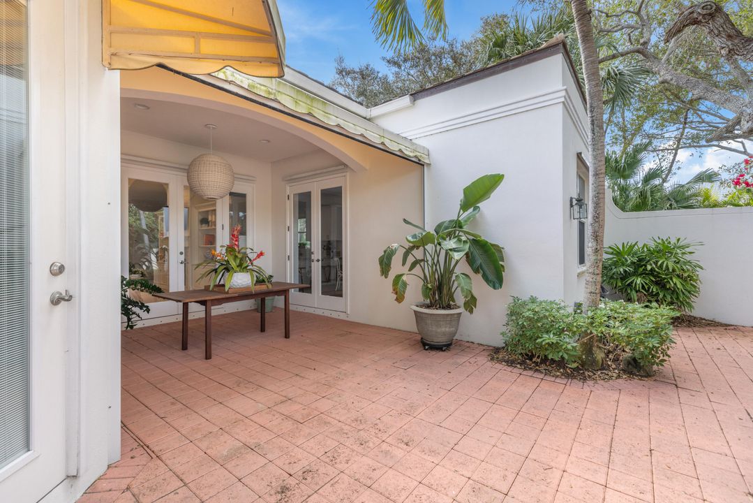 For Sale: $899,000 (2 beds, 2 baths, 2477 Square Feet)