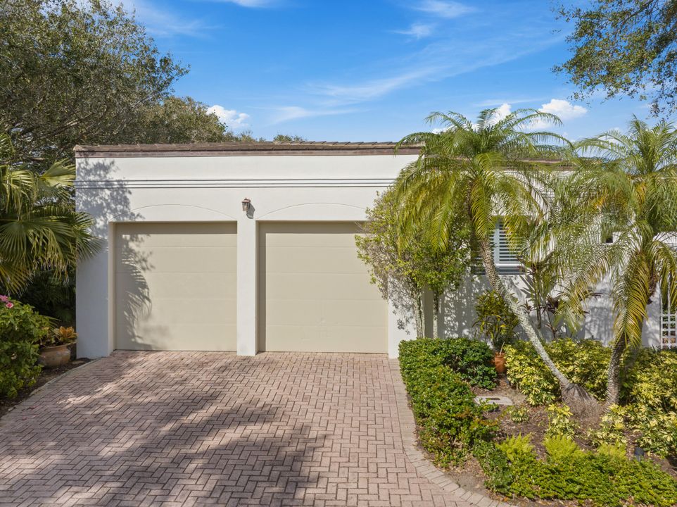 For Sale: $899,000 (2 beds, 2 baths, 2477 Square Feet)