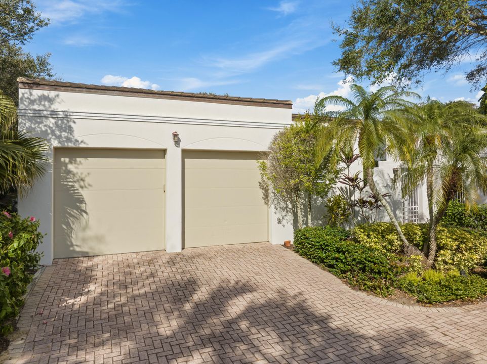 For Sale: $899,000 (2 beds, 2 baths, 2477 Square Feet)